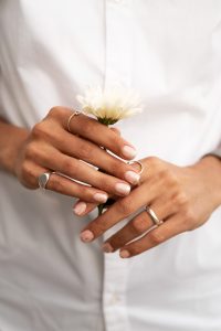 Cómo Cuidar tus Joyas de Plata y Moissanita para Mantener su Brillo Intacto